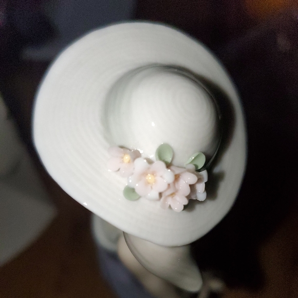 Lladro Susan #05644 - Picture 6 of 11